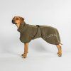 3244BAYFleeceDogCoat LowsettailOliveDetail01Web
